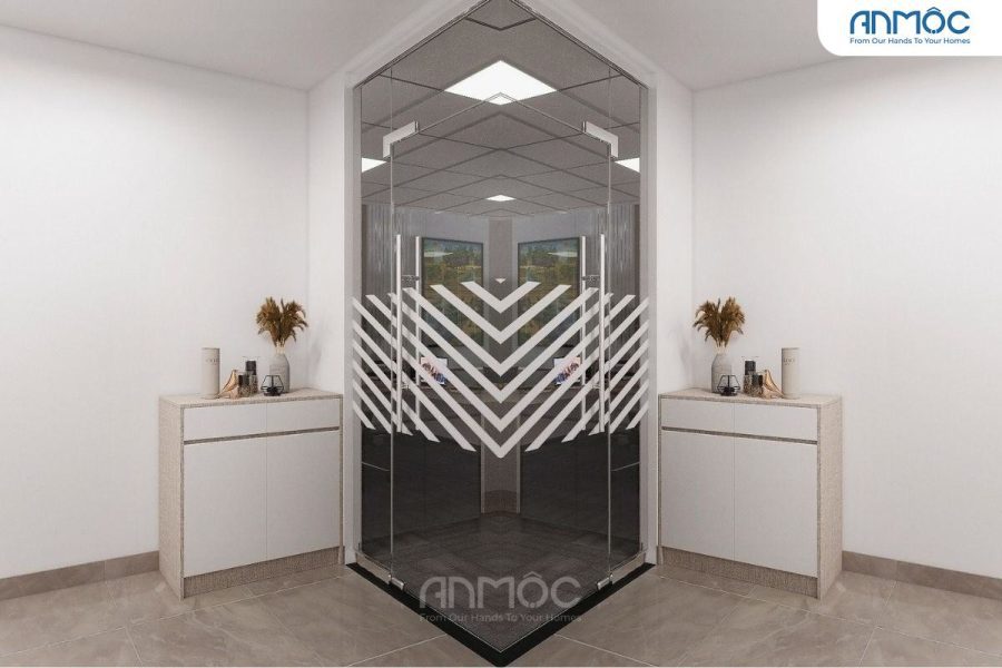 Cửa kính phòng họp được trang trí hoạt tiết hình học, cạnh bên là tủ trang trí