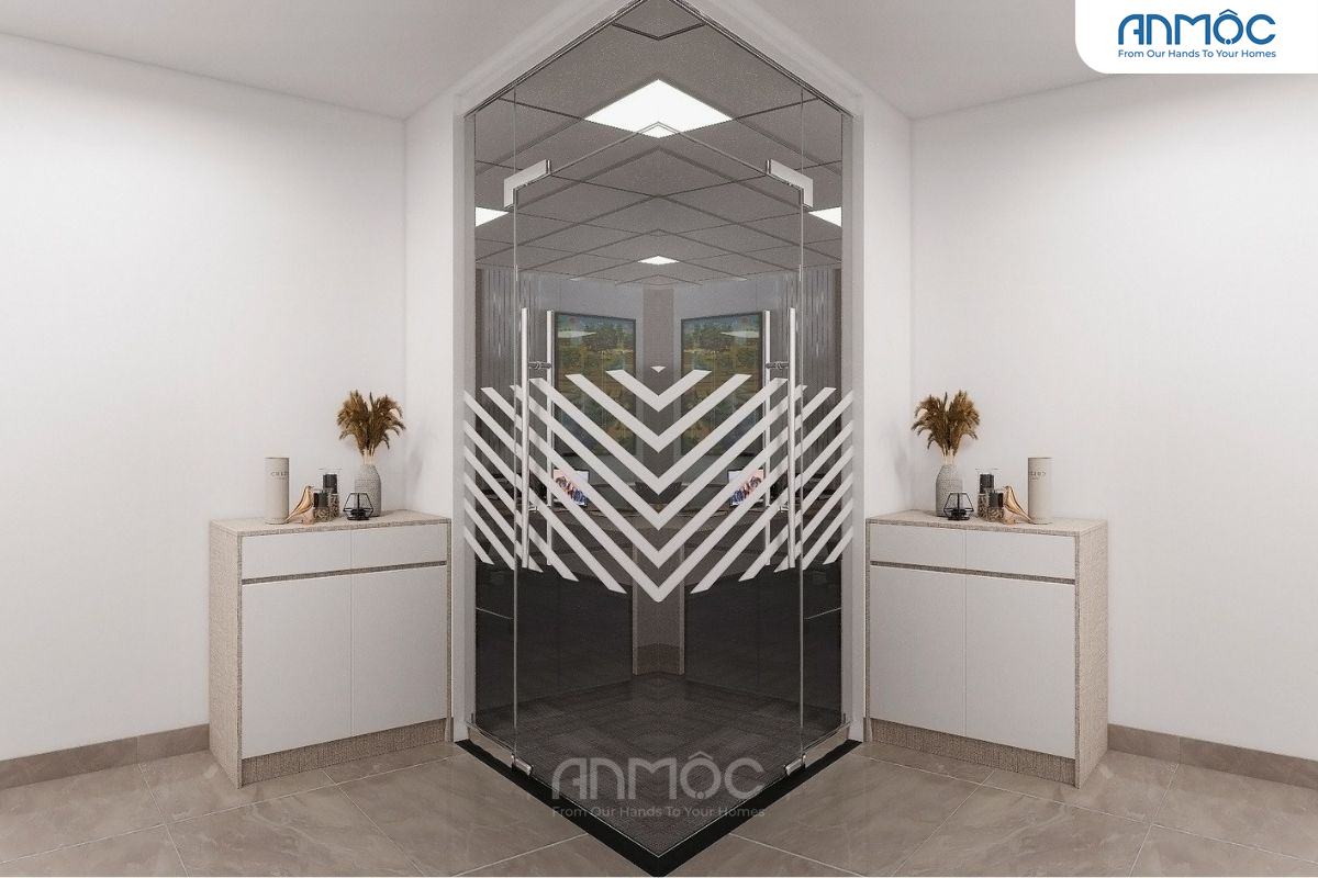 Cửa kính phòng họp được trang trí hoạt tiết hình học, cạnh bên là tủ trang trí