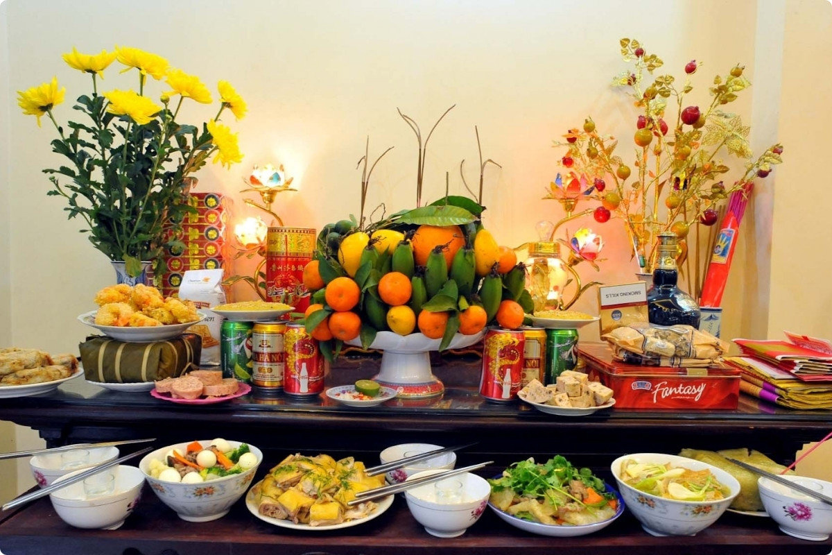 5+ Cách Trang Trí Bàn Thờ Ngày Tết Đẹp, Chuẩn Phong Thuỷ 2026 68 Bàn thờ ngày Tết miền Trung với lễ vật, hoa và ngũ quả mang đậm bản sắc địa phương