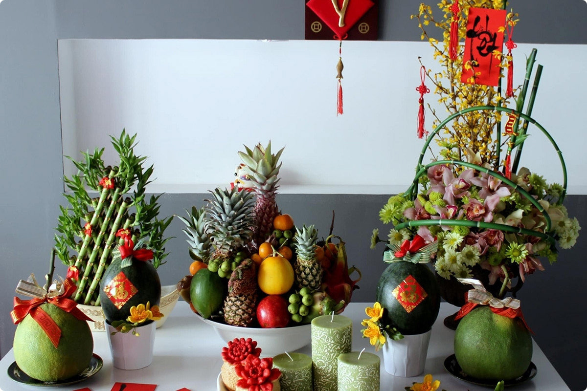 5+ Cách Trang Trí Bàn Thờ Ngày Tết Đẹp, Chuẩn Phong Thuỷ 2026 64 Bày mâm ngũ quả là bước quan trọng không thể thiếu khi trang trí bàn thờ gian tiên ngày Tết