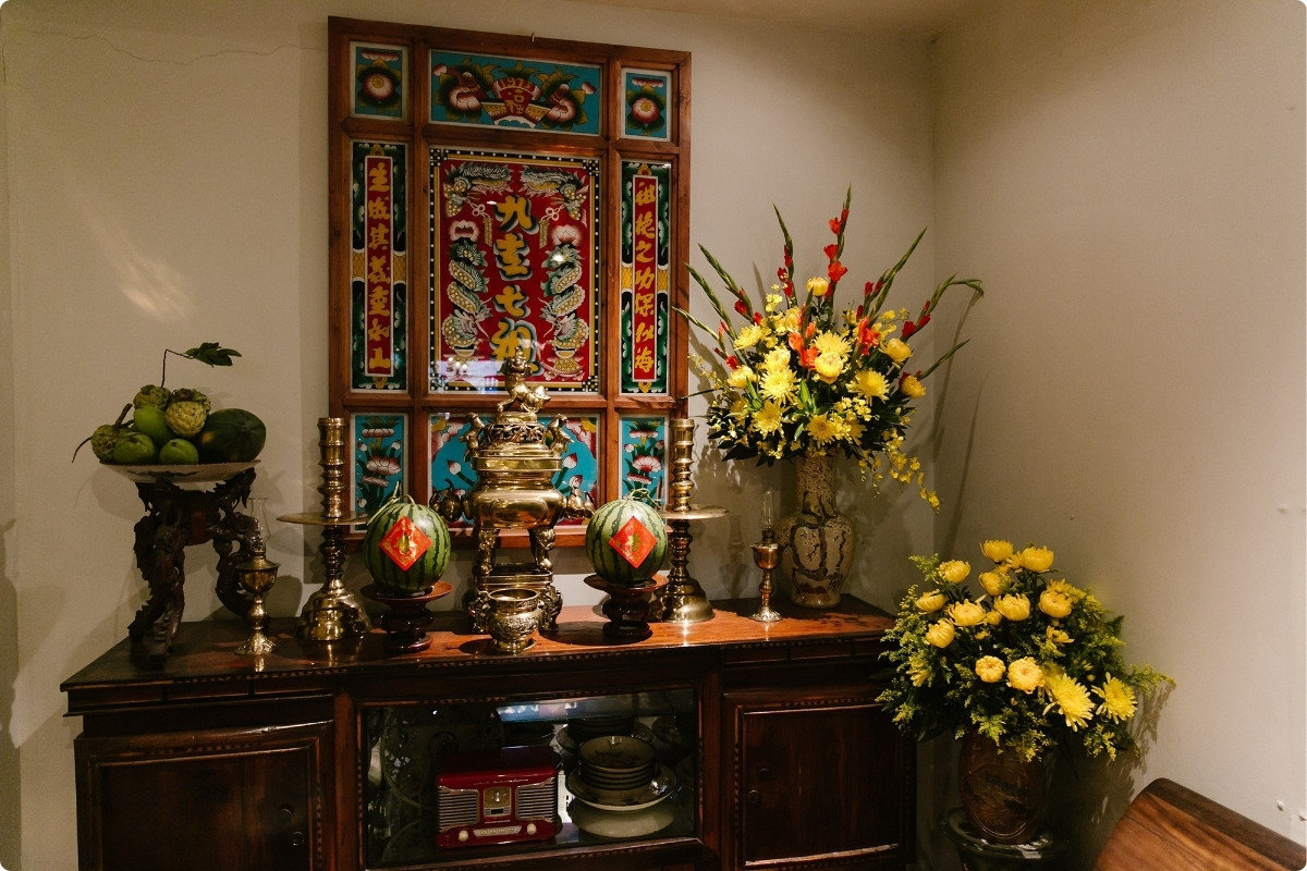 5+ Cách Trang Trí Bàn Thờ Ngày Tết Đẹp, Chuẩn Phong Thuỷ 2026 84 Bố cục trưng bày bàn thờ ngày Tết đẹp, cân đối và trang trọng cho không gian thờ cúng