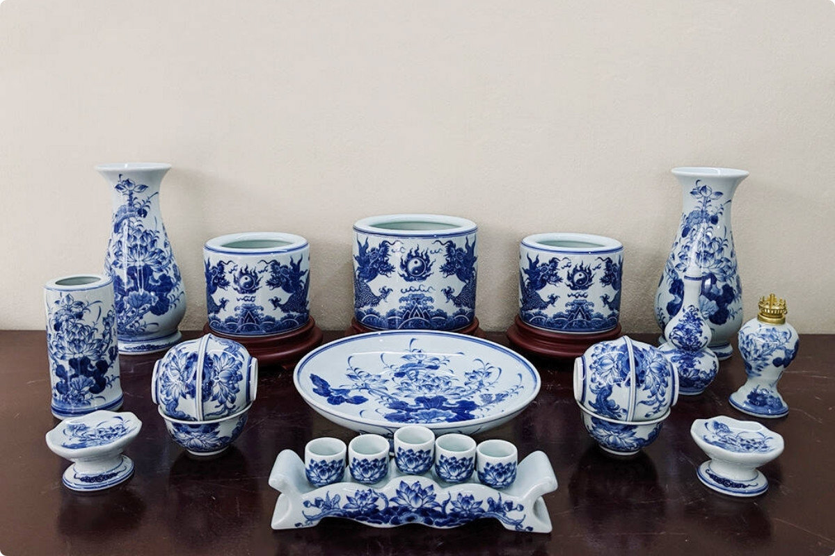 5+ Cách Trang Trí Bàn Thờ Ngày Tết Đẹp, Chuẩn Phong Thuỷ 2026 56 Các đồ thờ cơ bản trên bàn thờ phục vụ việc cúng lễ và trang trí bàn thờ ngày Tết