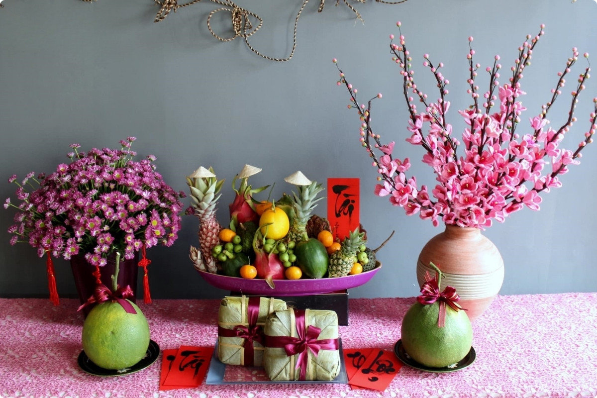 5+ Cách Trang Trí Bàn Thờ Ngày Tết Đẹp, Chuẩn Phong Thuỷ 2026 82 Cách chọn hoa và mâm ngũ quả hợp phong thủy giúp bàn thờ ngày Tết thêm may mắn và trang trọng