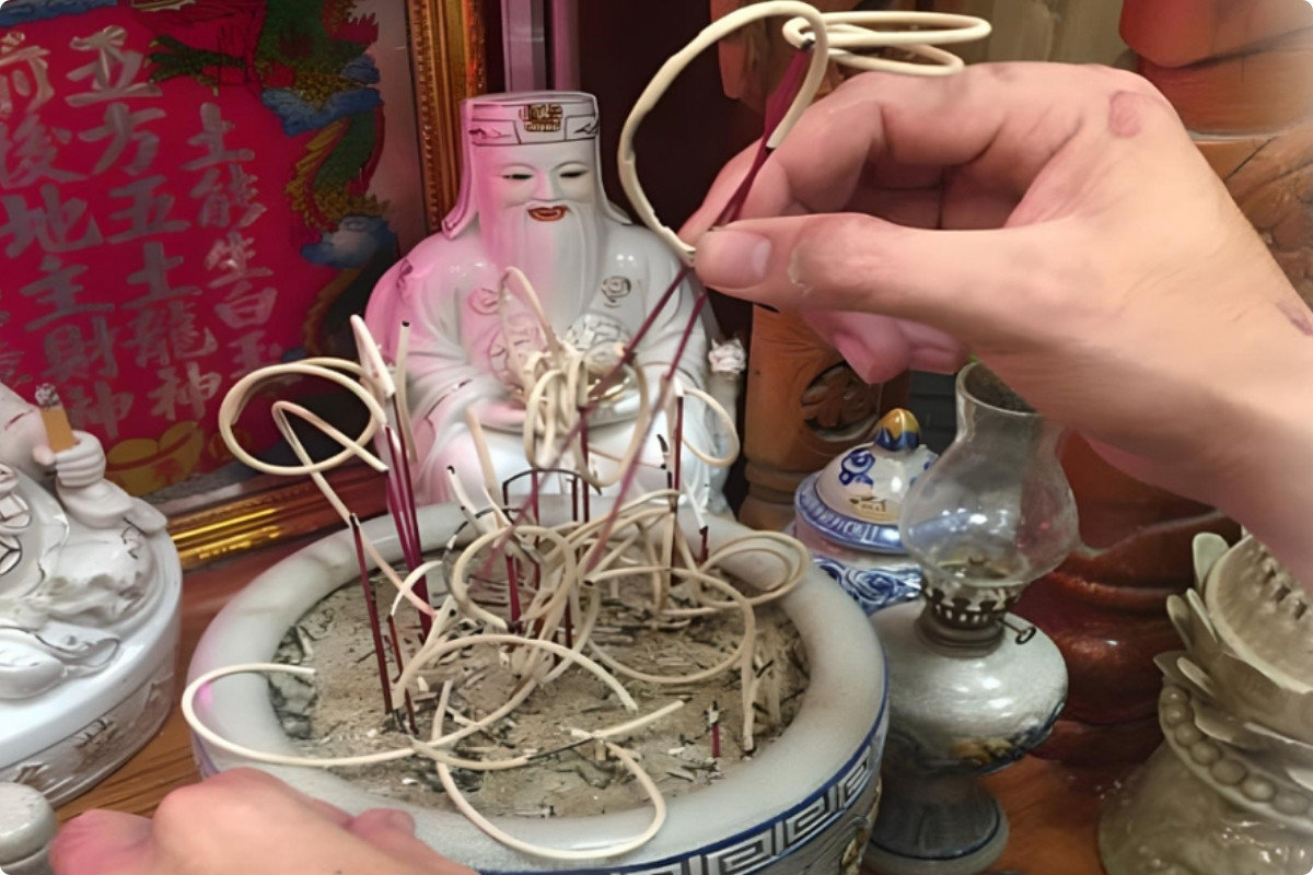 5+ Cách Trang Trí Bàn Thờ Ngày Tết Đẹp, Chuẩn Phong Thuỷ 2026 86 Cách tỉa chân nhang đúng chuẩn để bàn thờ ngày Tết luôn gọn gàng và trang nghiêm