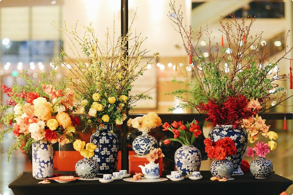 5+ Cách Trang Trí Bàn Thờ Ngày Tết Đẹp, Chuẩn Phong Thuỷ 2026 61 Chọn và cắm hoa tươi để trang trí bàn thờ ngày Tết, tạo không gian thanh tịnh và tươi mới