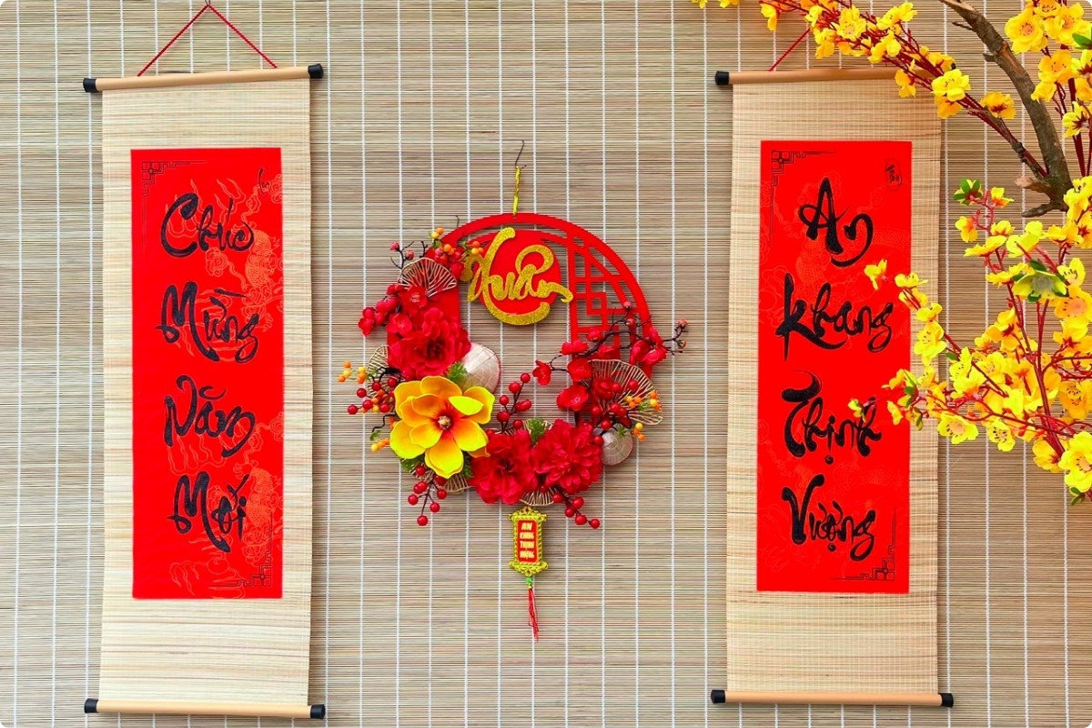 5+ Cách Trang Trí Bàn Thờ Ngày Tết Đẹp, Chuẩn Phong Thuỷ 2026 57 Đồ trang trí ngày Tết như câu đối, vòng hoa, bao lì xì giúp không gian tràn đầy sắc xuân
