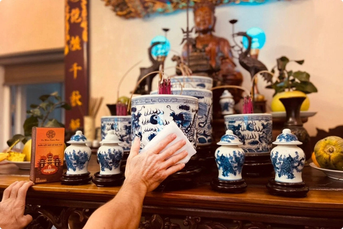 5+ Cách Trang Trí Bàn Thờ Ngày Tết Đẹp, Chuẩn Phong Thuỷ 2026 50 Lau bàn thờ bằng nước ấm, nước thơm để thay tẩy nhẹ nhàng