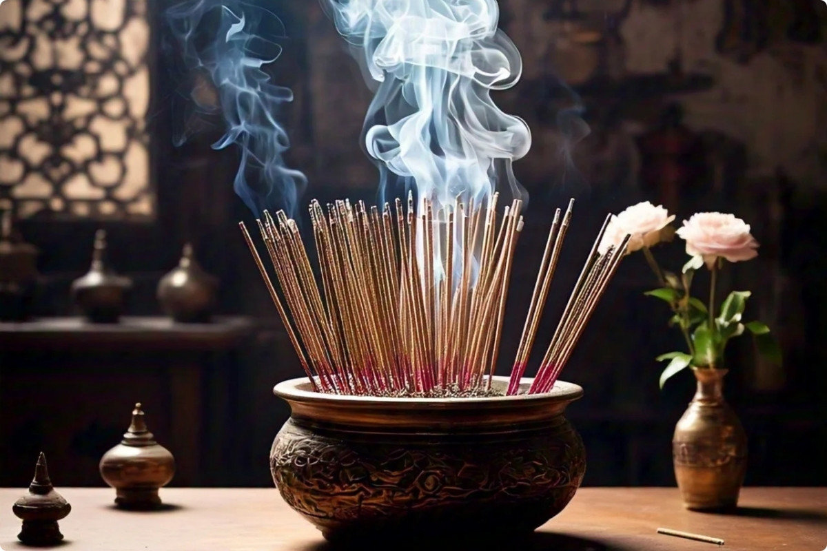 5+ Cách Trang Trí Bàn Thờ Ngày Tết Đẹp, Chuẩn Phong Thuỷ 2026 79 Lưu ý các kiêng kỵ về ánh sáng, lửa và nhang khói khi trang trí bàn thờ ngày Tết để đảm bảo an toàn và hợp phong thuỷ