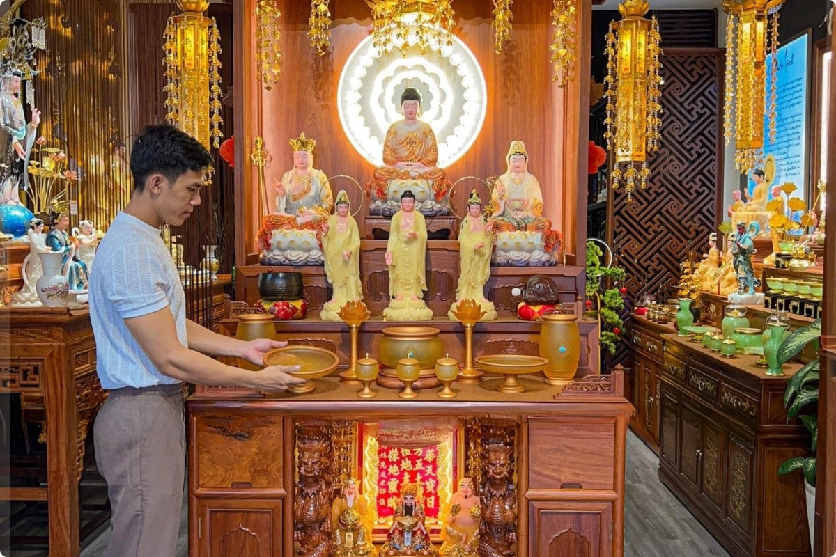 5+ Cách Trang Trí Bàn Thờ Ngày Tết Đẹp, Chuẩn Phong Thuỷ 2026 47 Người lau dọn bàn thờ cần ăn mặc chỉnh tề, chuẩn bị dụng cụ riêng trước khi lau dọn bàn thờ