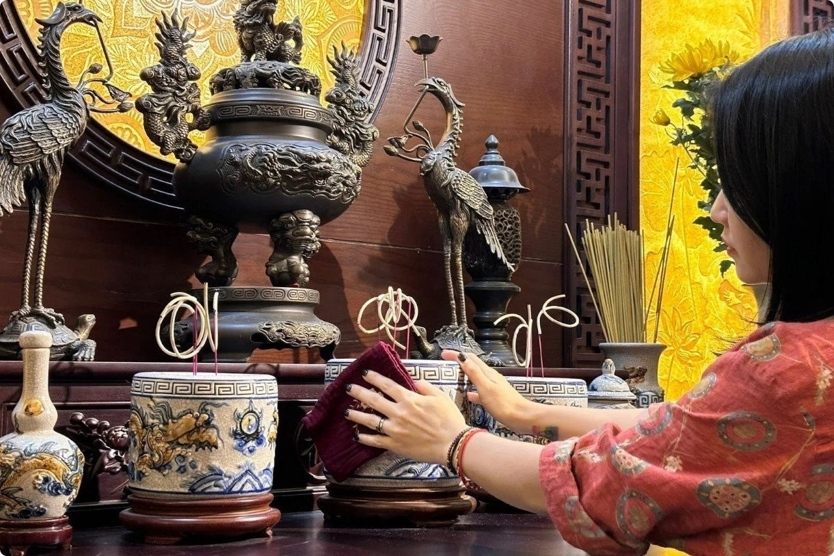 5+ Cách Trang Trí Bàn Thờ Ngày Tết Đẹp, Chuẩn Phong Thuỷ 2026 81 Những điều kiêng kỵ cần tránh khi dọn dẹp và trang trí bàn thờ ngày Tết để giữ sự tôn nghiêm và thành kính với bề trên