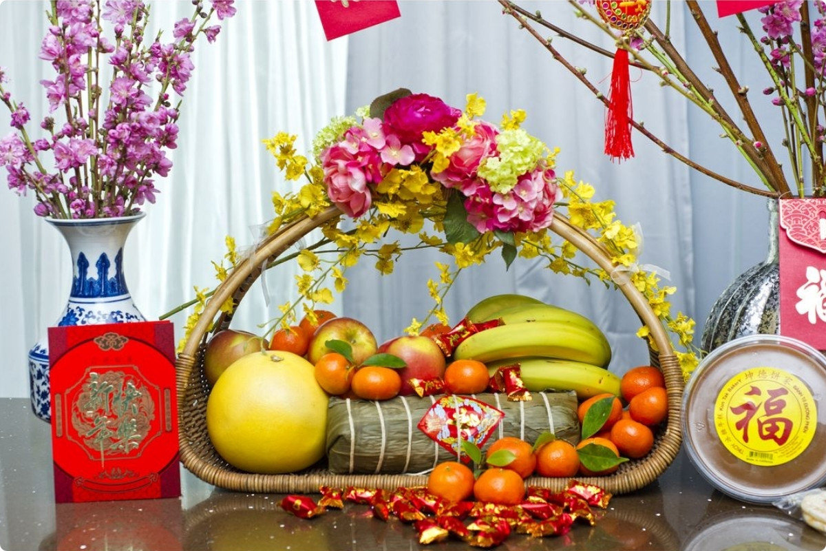 5+ Cách Trang Trí Bàn Thờ Ngày Tết Đẹp, Chuẩn Phong Thuỷ 2026 78 Những kiêng kỵ khi chọn hoa và trái cây cần lưu ý để không gian bàn thờ vẫn giữ được sự thanh tịnh và trang trọng