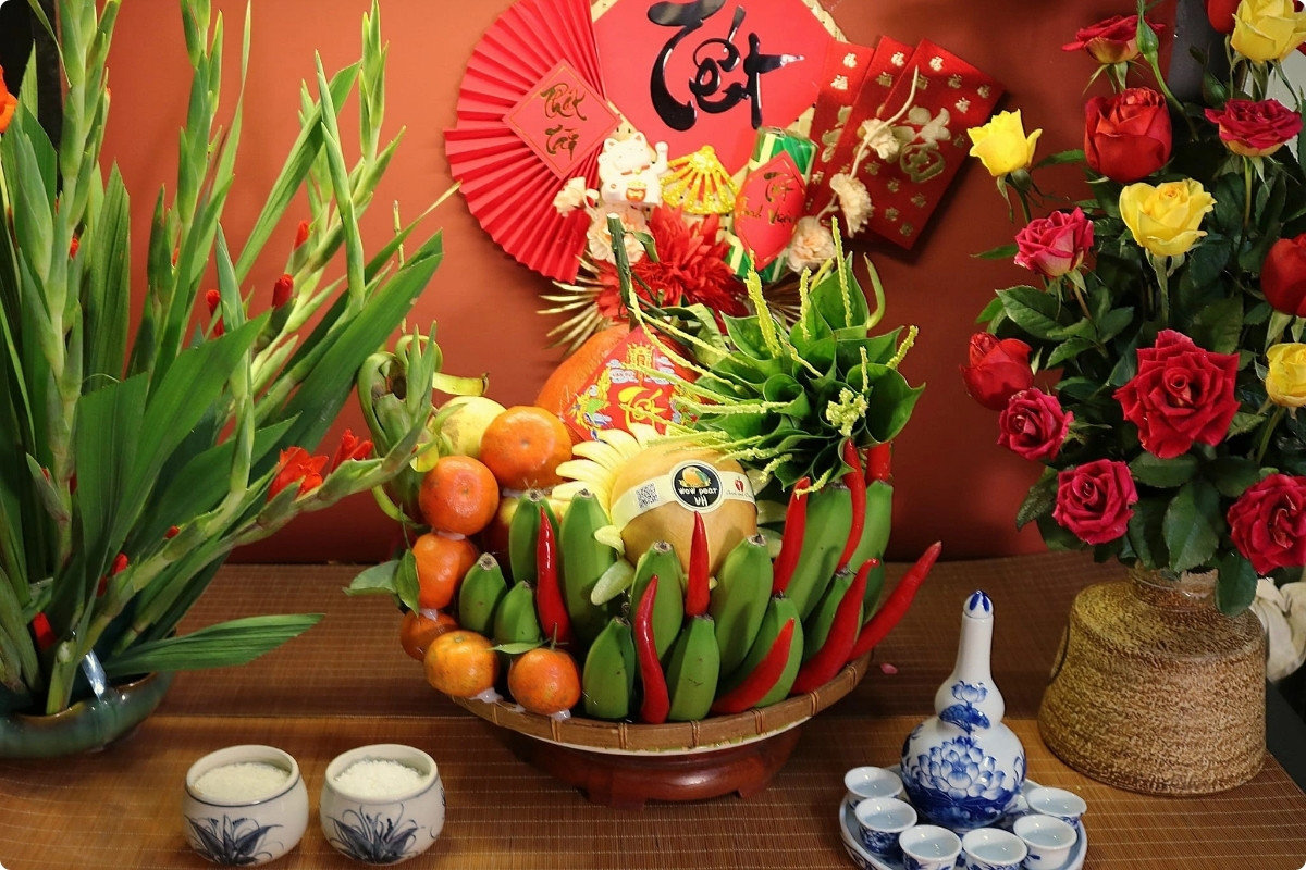 5+ Cách Trang Trí Bàn Thờ Ngày Tết Đẹp, Chuẩn Phong Thuỷ 2026 85 Những sai lầm thường gặp khi bày hoa và mâm ngũ quả trên bàn thờ khiến bố cục kém hài hòa, sai phong thuỷ