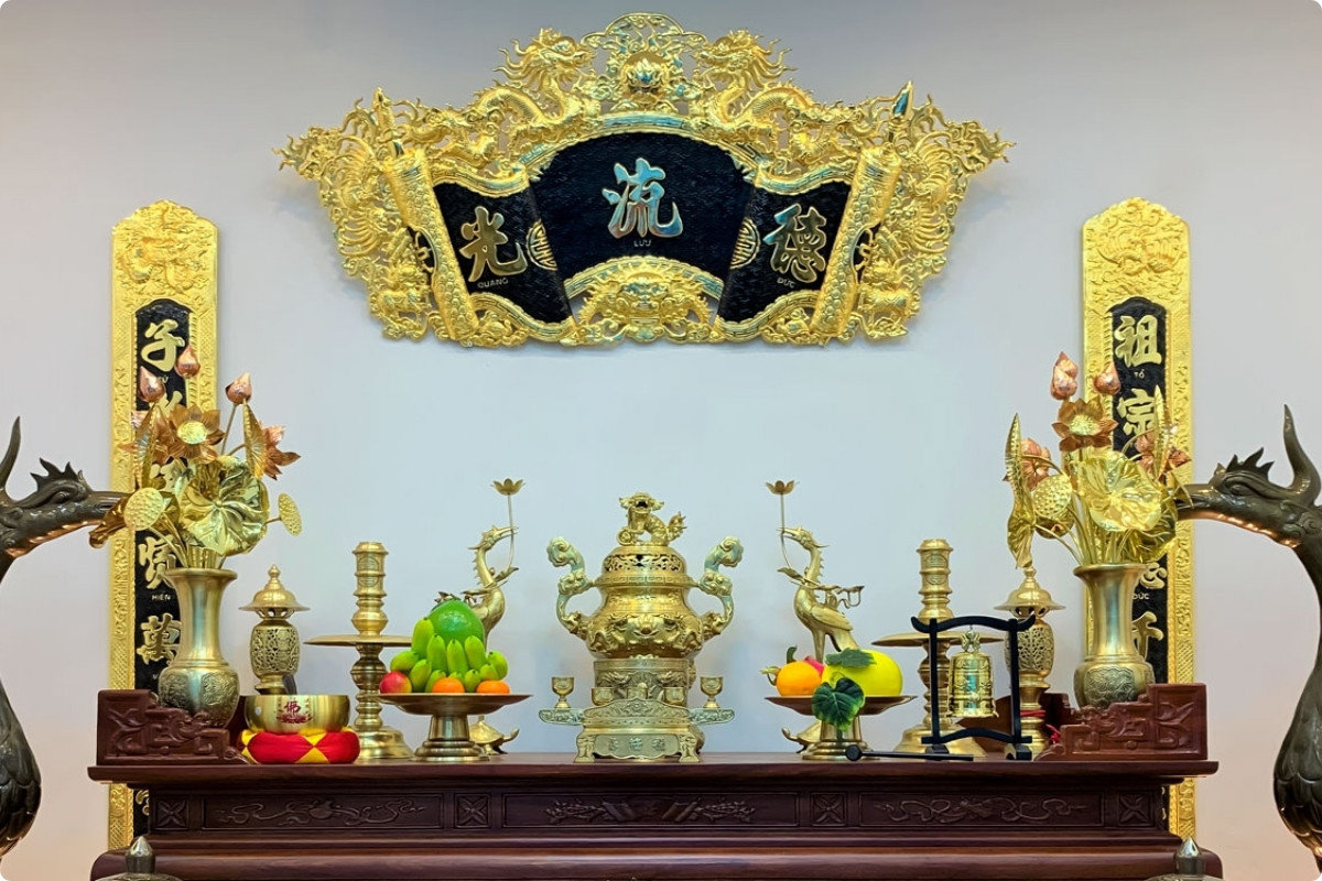 5+ Cách Trang Trí Bàn Thờ Ngày Tết Đẹp, Chuẩn Phong Thuỷ 2026 59 Sắp xếp lại bộ đồ thờ sao cho cân đối, hài hoà và đúng vị trí