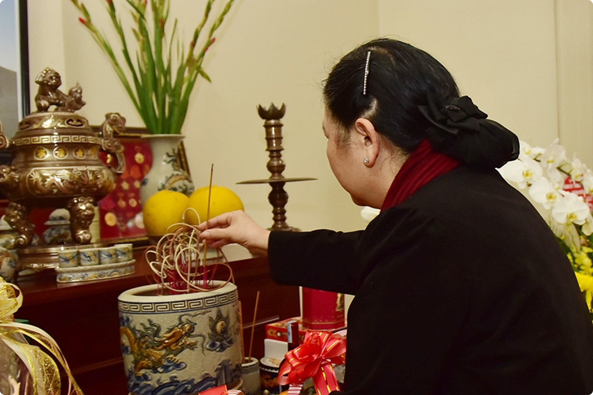 5+ Cách Trang Trí Bàn Thờ Ngày Tết Đẹp, Chuẩn Phong Thuỷ 2026 48 Thắp hương xin phép tổ tiên trước khi lau dọn và trang trí bàn thờ ngày Tết