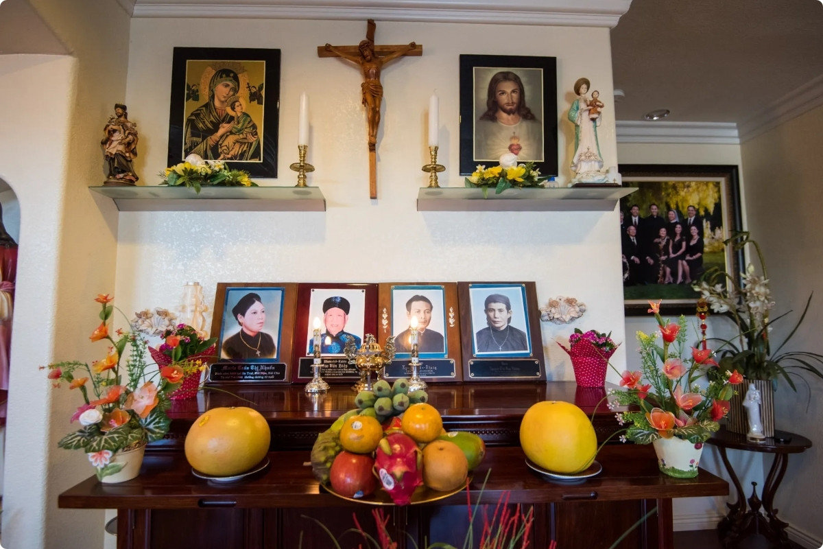 5+ Cách Trang Trí Bàn Thờ Ngày Tết Đẹp, Chuẩn Phong Thuỷ 2026 72 Trang trí bàn thờ Công giáo ngày Tết với ánh sáng, hoa tươi và bố cục trang trọng