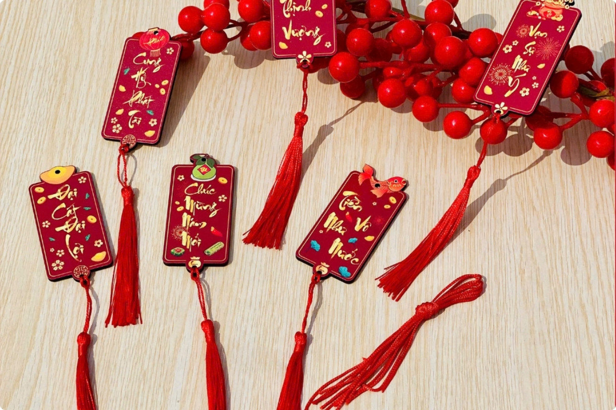 5+ Cách Trang Trí Bàn Thờ Ngày Tết Đẹp, Chuẩn Phong Thuỷ 2026 65 Trang trí thêm phụ kiện đơn giản cho bàn thờ để tăng không khí Tết và sự tươi mới đầu năm