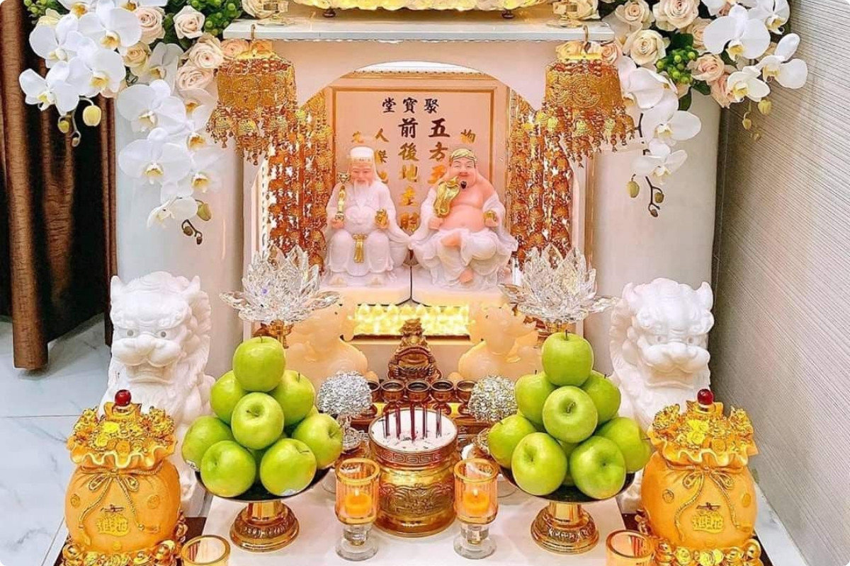 5+ Cách Trang Trí Bàn Thờ Ngày Tết Đẹp, Chuẩn Phong Thuỷ 2026 71 Ý tưởng trang trí bàn thờ Thần Tài – Thổ Địa ngày Tết để thu hút tài lộc và may mắn đầu năm