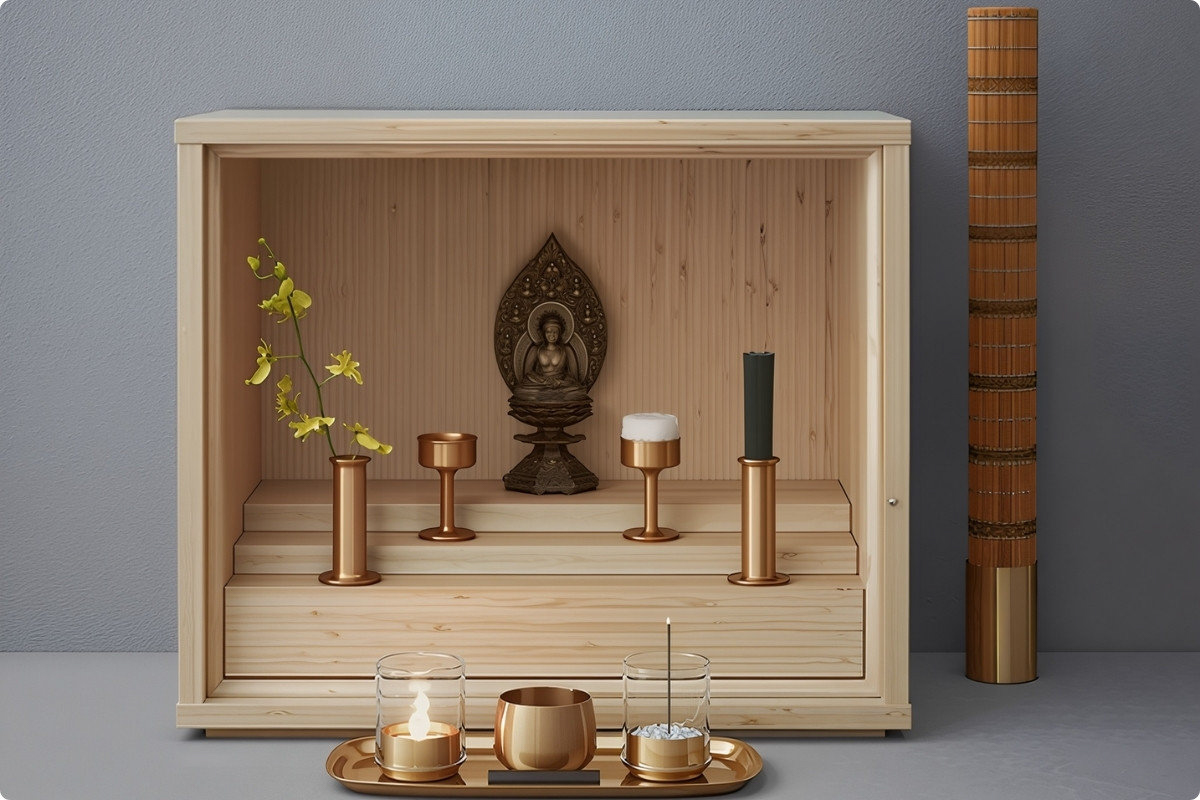 Bàn thờ được bày trí với lư hương, bát nhang, chân đèn và mâm ngũ quả