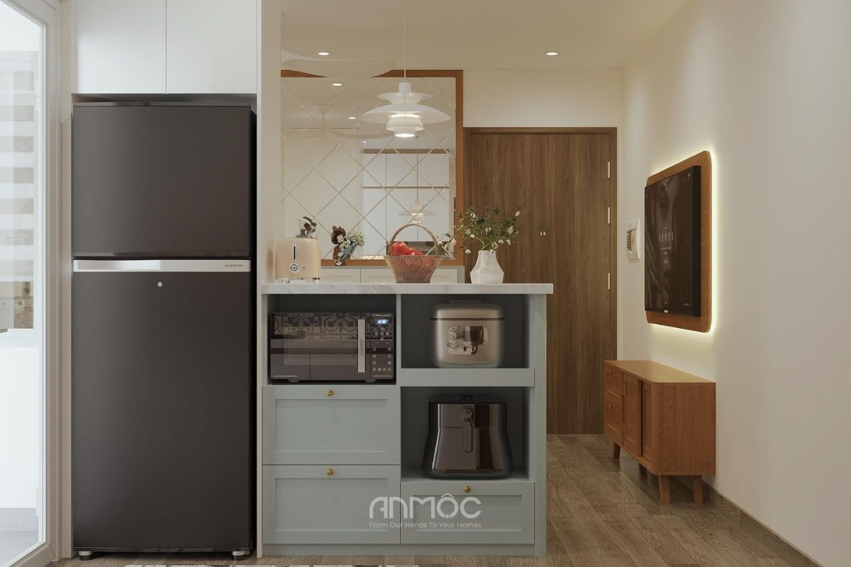 Khu bếp thông minh với tủ lạnh âm tủ, quầy bếp nhỏ và hệ tủ lưu trữ gọn gàng