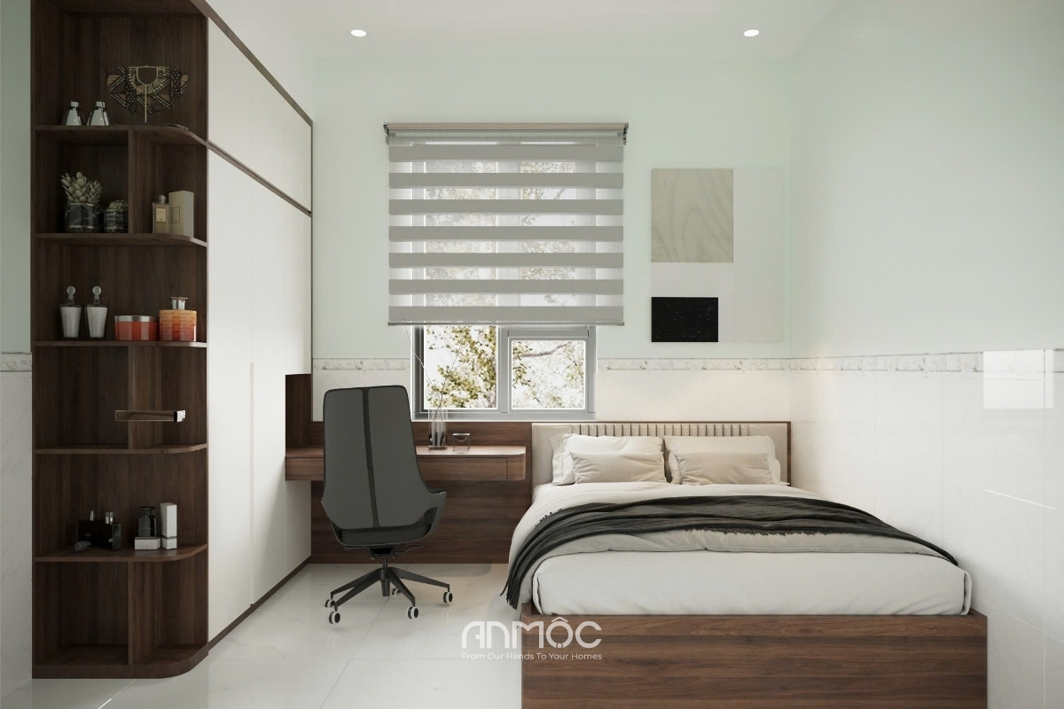 Phòng ngủ nhỏ được bố trí với giường hộp nhỏ gọn, tủ áo kịch trần và bàn làm việc cạnh cửa sổ, đảm bảo gọn gàng nhưng vẫn đầy đủ tiện nghi