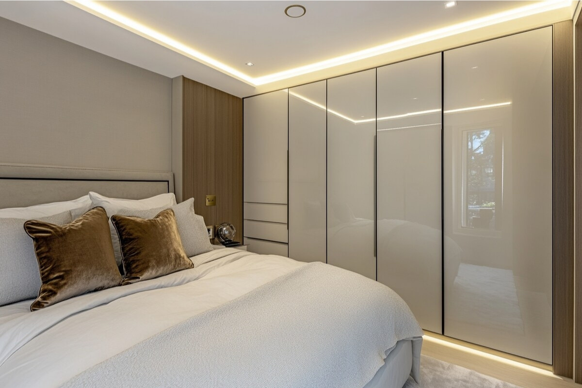 Tủ acrylic là dòng tủ làm từ gỗ công nghiệp phủ acrylic cao cấp