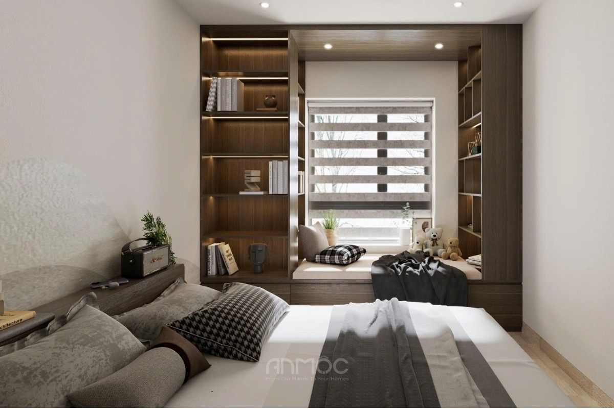 Thiết kế hệ tủ gỗ nâu sẫm âm tường bao quanh cửa sổ, tích hợp kệ sách và bục ngồi thư giãn