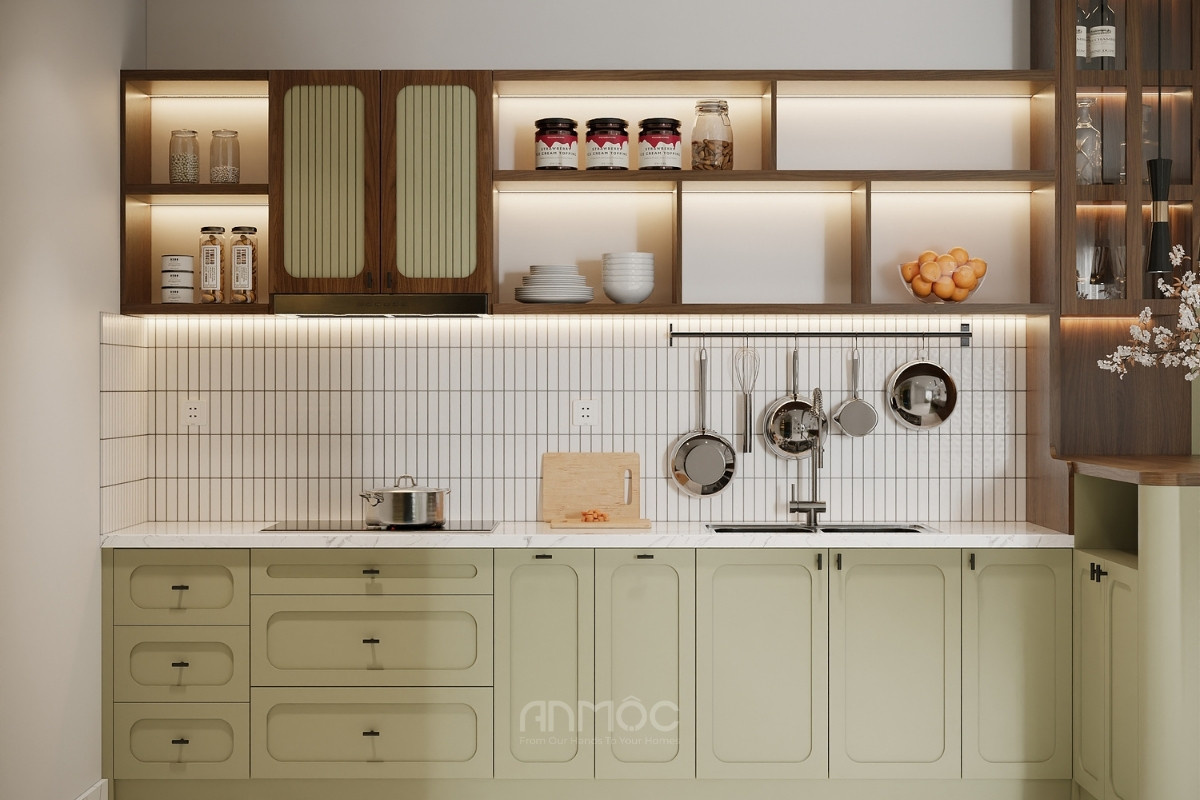 Tủ bếp màu xanh olive kết hợp tủ gỗ, kệ trang trí có đèn LED và gạch ốp tường trắng kẻ dọc