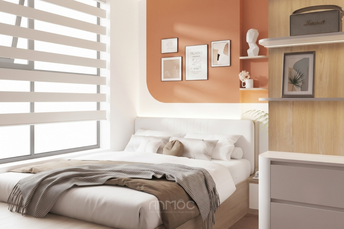 Thiết kế nội thất phòng ngủ chung cư hiện đại với cửa sổ lớn có vách lam ngang, sơn hiệu ứng cam đất và kệ trang trí gỗ